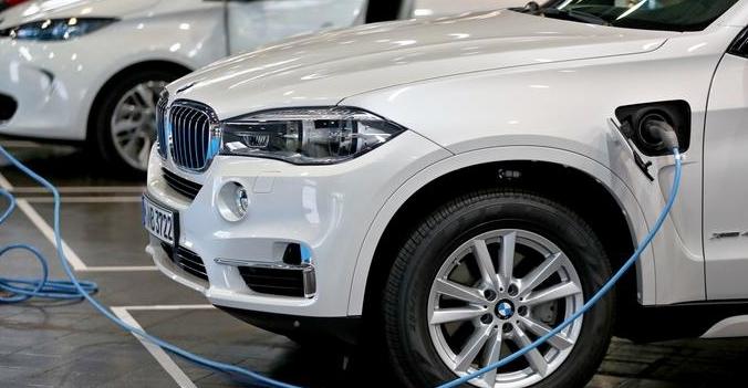 BMW X5 mit Hybridantrieb und autonomer Batterieladung